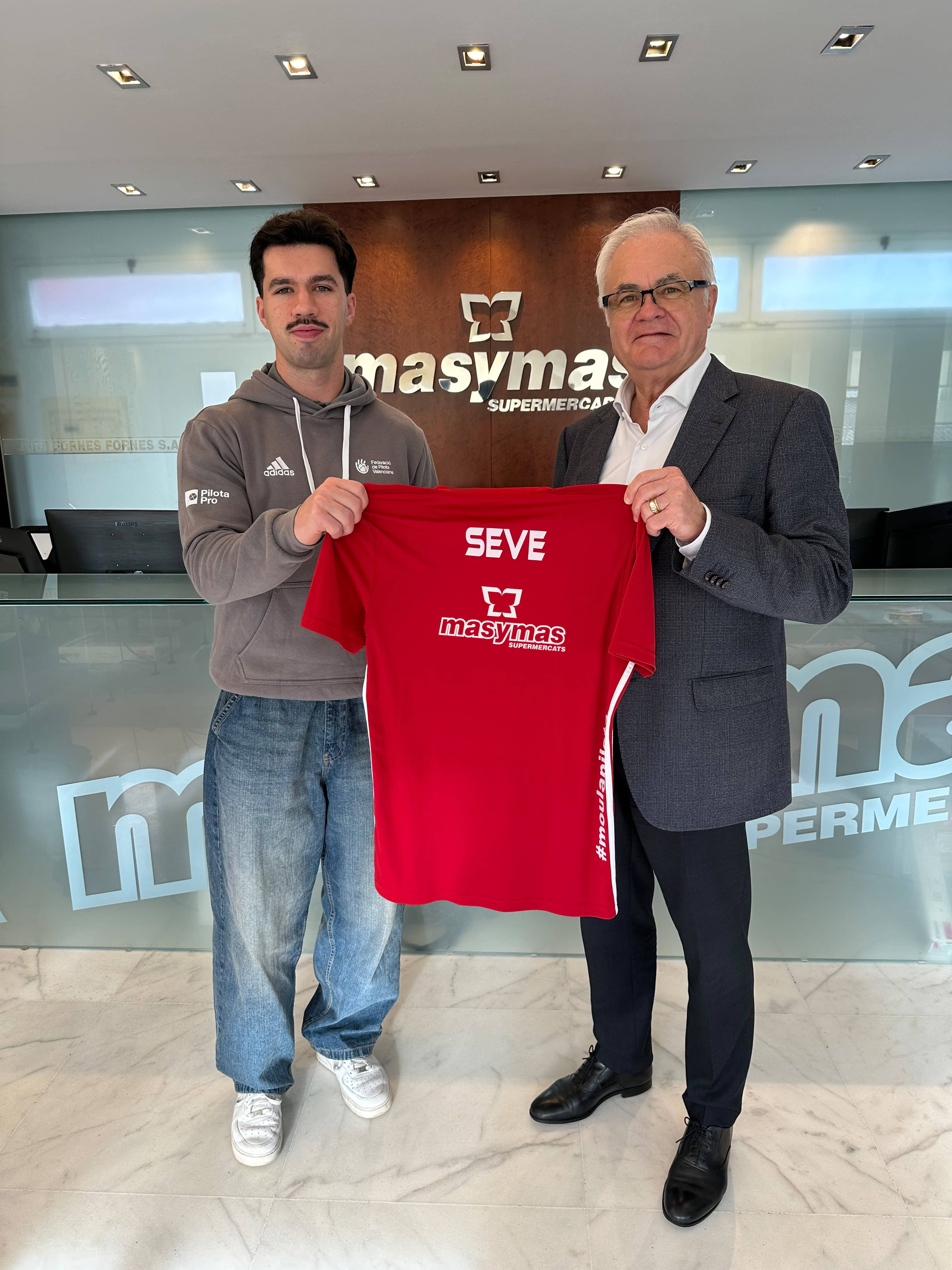 Masymas Supermercados refuerza su apoyo a la pilota con su nuevo patrocinio a Seve Martínez